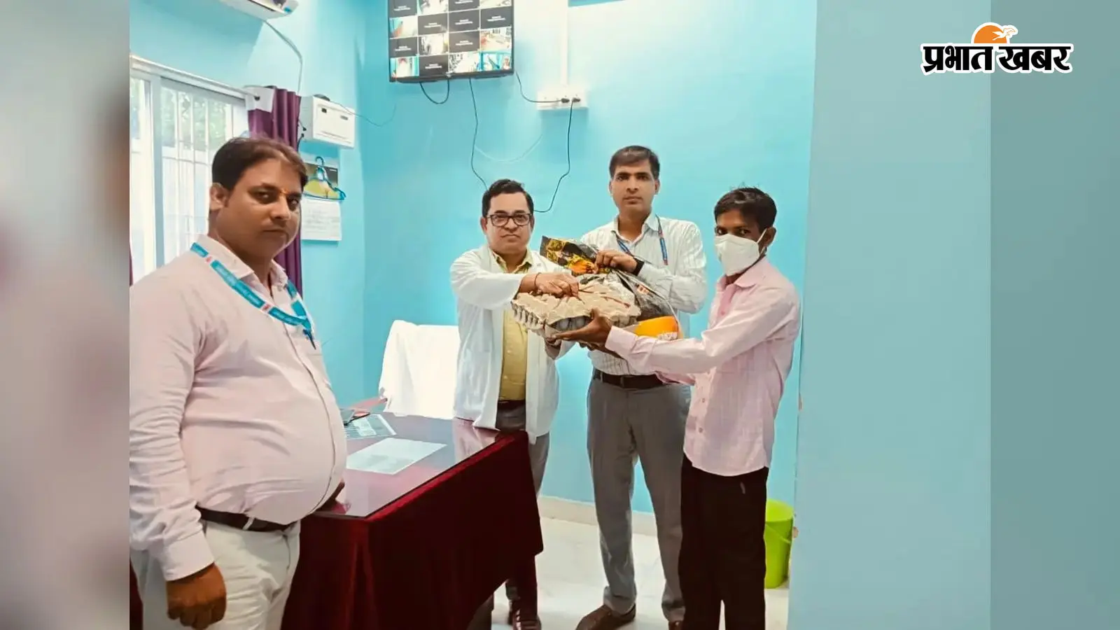निक्षय मित्र योजना के तहत चिकित्सा प्रभारी ने टीबी के दो मरीजों को लिया गोद, पोषण किट वितरित