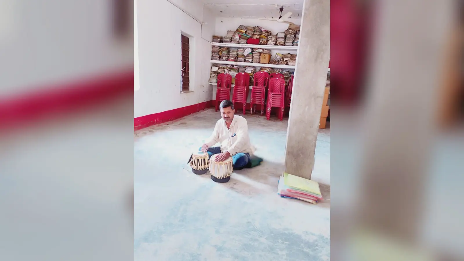 Ladania News: दो माह से वेतन नहीं मिलने पर शिक्षक ने तबला बजाकर जताया विरोध