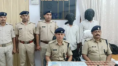 भभुआ पुलिस की कार्रवाई, 10 लाख की विदेशी शराब के साथ दो तस्कर गिरफ्तार, आर्टिगा कार जब्त