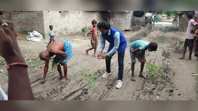 सड़क निर्माण में देरी पर ग्रामीणों का अनोखा विरोध, सड़क पर की धान की रोपनी