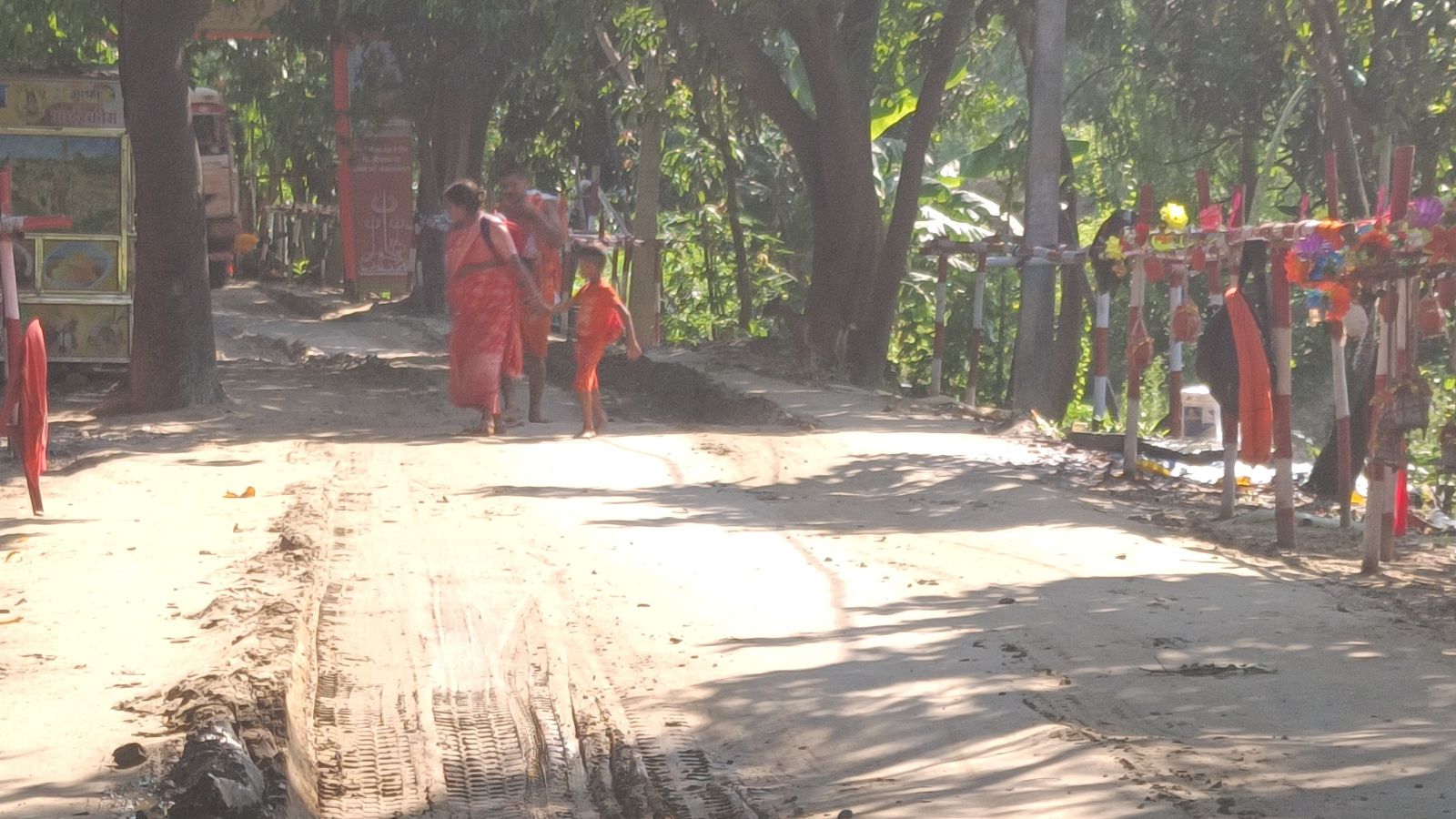 कच्चे कांवरिया मार्ग की वर्तमान स्थिति, जहां ट्रैक्टर के निशानों और उबड़-खाबड़ रास्ते के बावजूद श्रद्धालु अपनी यात्रा जारी रखे हुए हैं.