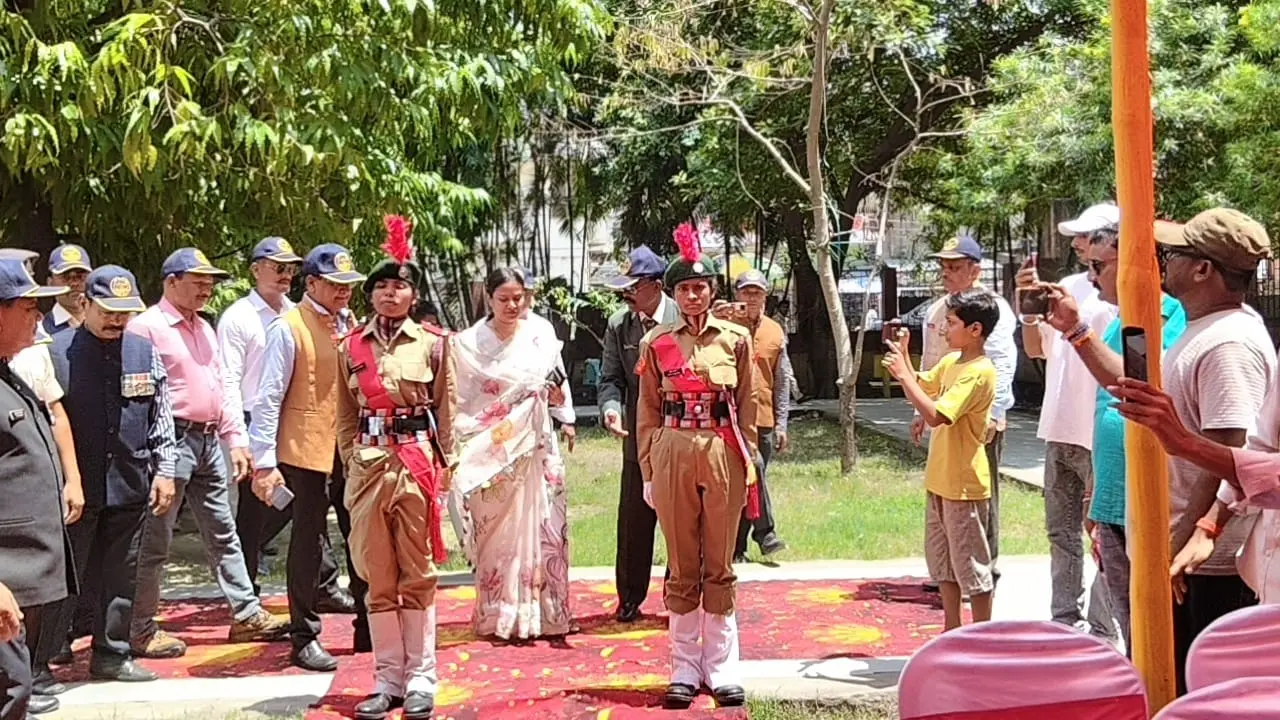बेतिया के शहीद पार्क में कारगिल के वीरों को श्रद्धांजलि, युवाओं से राष्ट्र सेवा और अनुशासन अपनाने की अपील