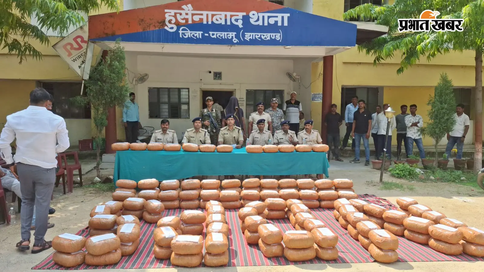 हुसैनाबाद में ट्रक से 320 किलो गांजा बरामद, डेढ़ करोड़ से अधिक की खेप जब्त