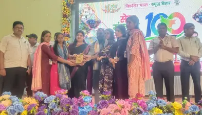 औरंगाबाद में छात्राओं की रचनात्मकता को मिला सम्मान, जिला प्रशासन ने बढ़ाया हौसला