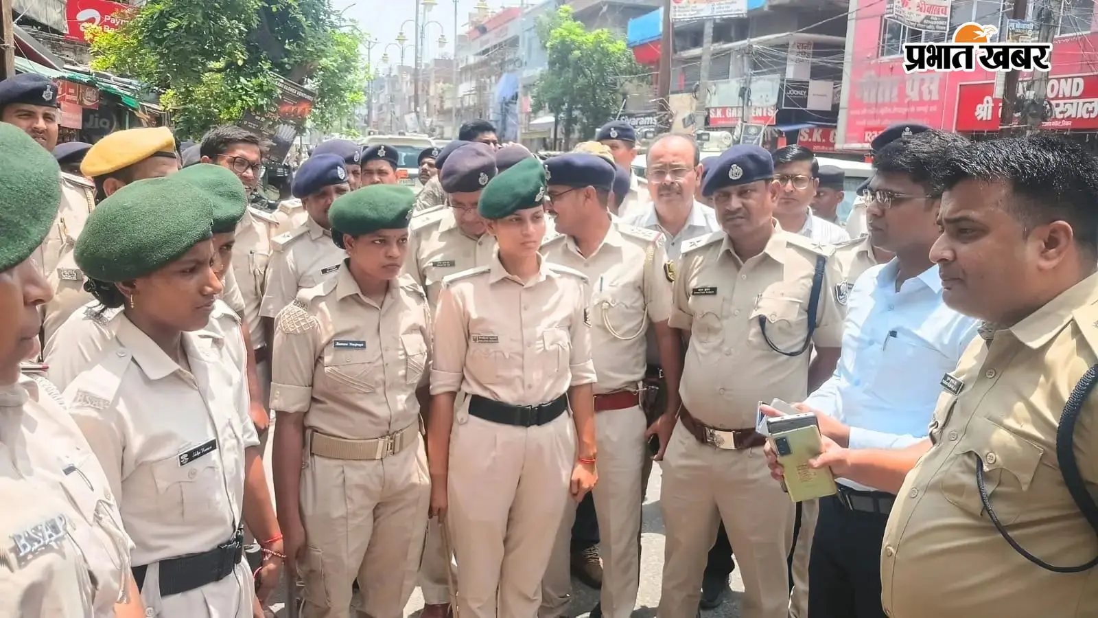 सीवान में बंद के बाद प्रशासन अलर्ट, डीएम-एसपी ने शहर में किया फ्लैग मार्च, सुरक्षा व्यवस्था का लिया जायजा