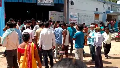 नवादा सदर अस्पताल में इलाज के दौरान युवक की मौत, परिजनों ने रुपये मांगने और लापरवाही का लगाया आरोप