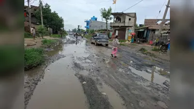 माधोपुर-आशापुर में सड़क पर बने जानलेवा गड्ढे, जलजमाव से बढ़ रहा हादसों का खतरा