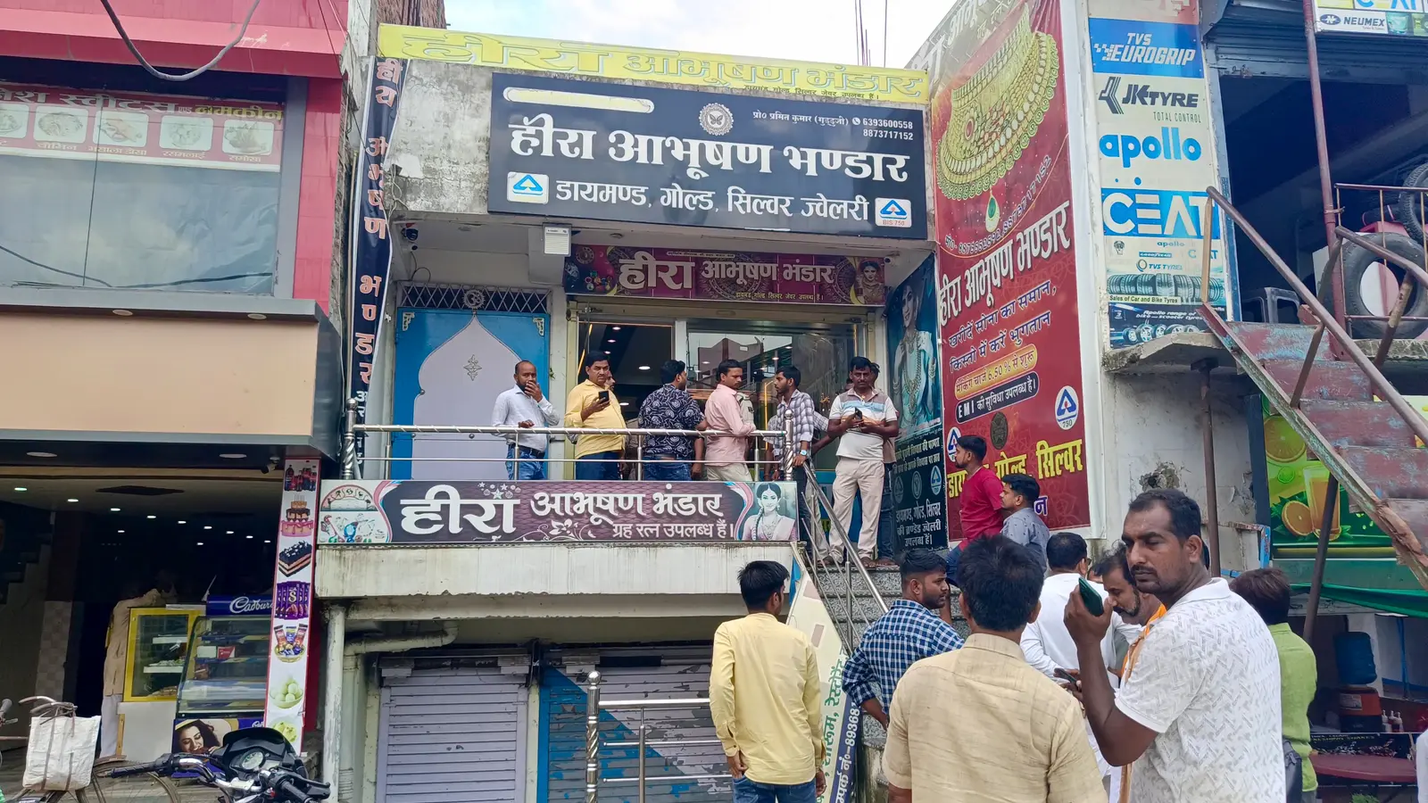 रोहतास: बिक्रमगंज में दिनदहाड़े ज्वेलरी शॉप में लूट, हथियारबंद बदमाशों ने मिनटों में समेटे गहने, पुलिस जांच में जुटी