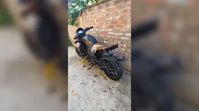 बीचखाना गांव में भीषण अगलगी, दो बाइक जलीं, जान बचाने के लिए छत से कूदे गृहस्वामी घायल