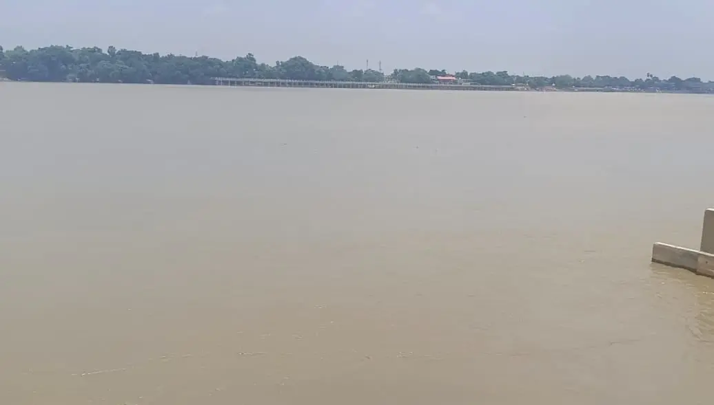 बाल्मिकीनगर बराज से छोड़ा गया 77,600 क्यूसेक पानी, वैशाली में गंगा-गंडक का जलस्तर बढ़ा, प्रशासन अलर्ट