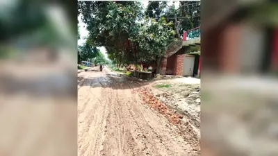 कैमूर: एक्सप्रेसवे निर्माण ने बिगाड़ी भगवानपुर-अधौरा सड़क, गड्ढों और कीचड़ से हर दिन हादसे का खतरा