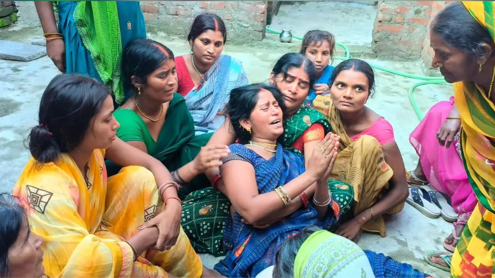 रोते-बिलखते परिजन