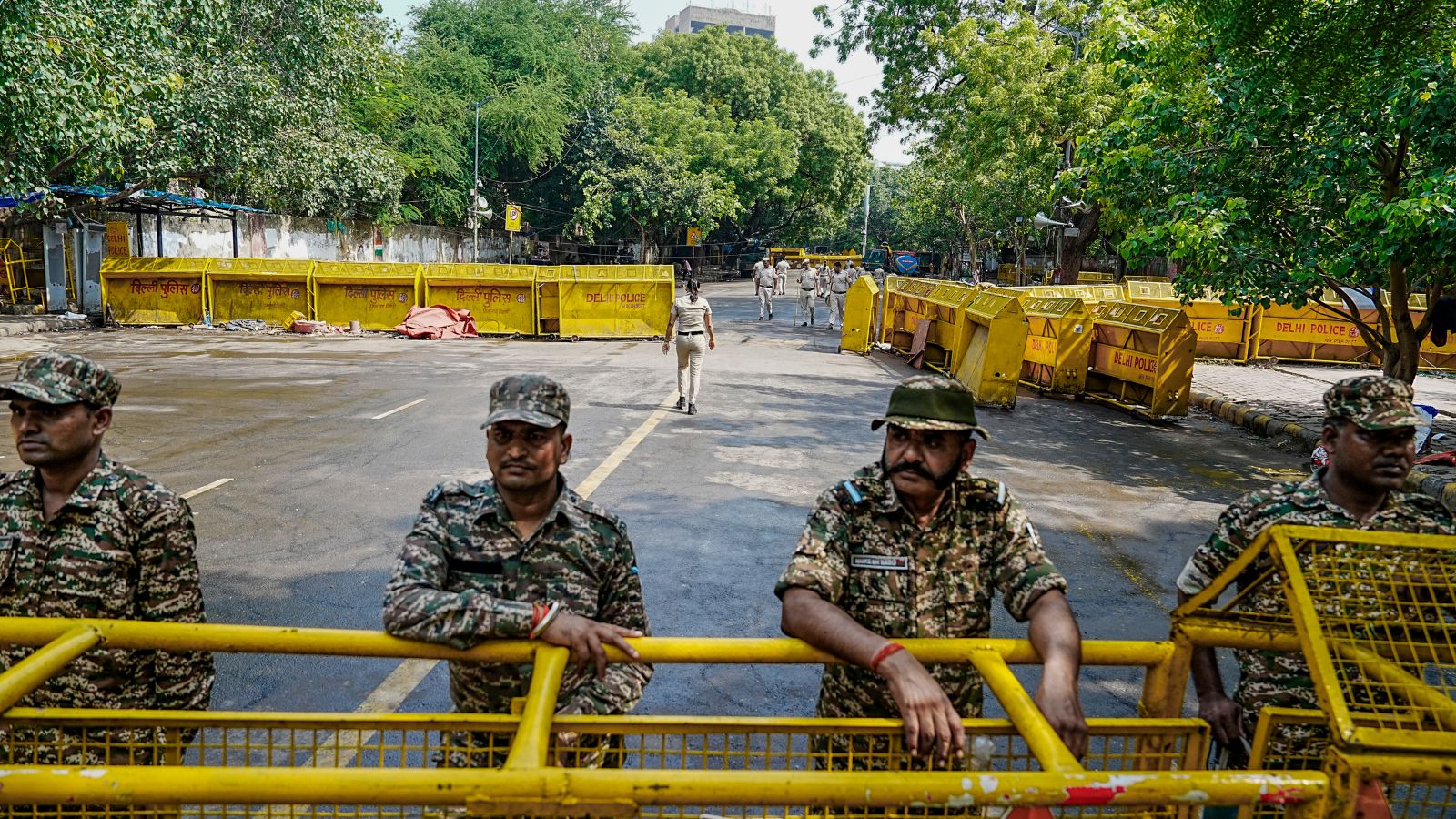 जंतर-मंतर के बाहर तैनात सुरक्षाकर्मी