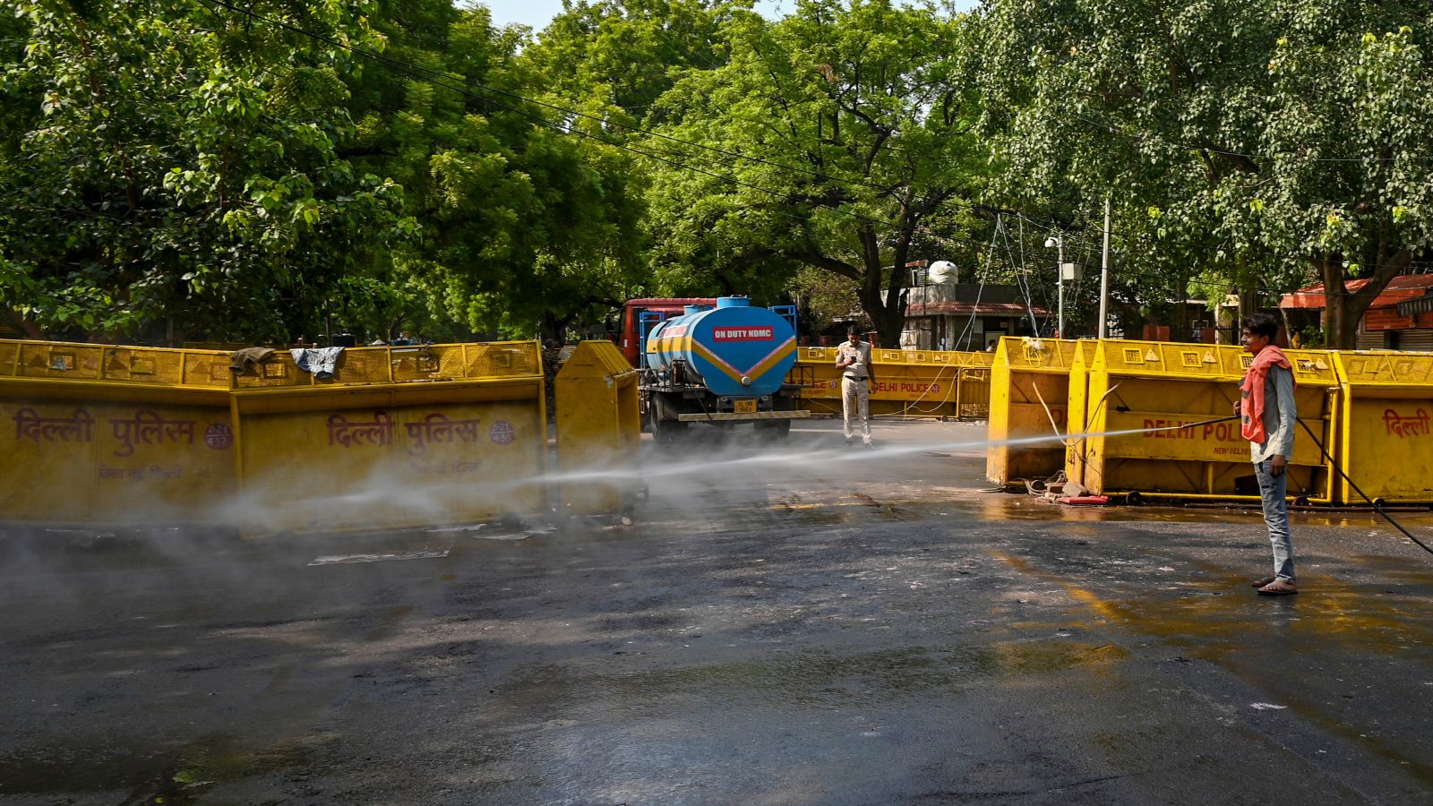 सफाई में जुटा सफाईकर्मी