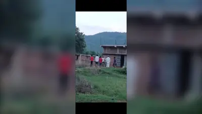 घर के बाहर झामुमो महिला मोर्चा अध्यक्ष से बेरहमी से मारपीट, हाथ फ्रैक्चर; गंभीर हालत में गढ़वा रेफर