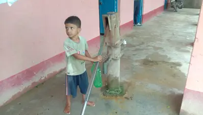 सरकारी दावों की खुली पोल, पूर्णाडीह विद्यालय में गंदगी, अधूरी बाउंड्री और जर्जर शौचालय के बीच पढ़ने को मजबूर 173 बच्चे