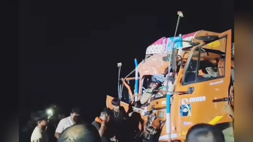 खड़े कंटेनर से टकराया ट्रक, केबिन में फंसे चालक की मौत