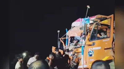 दांतन में खड़े कंटेनर से टकराया मालवाहक ट्रक, केबिन में फंसे चालक की मौत