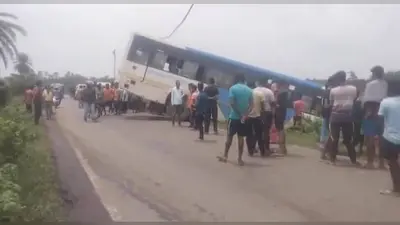 मेदिनीपुर : बाइक सवार को बचाने के प्रयास में दलदली जमीन में उतरी बस, कई यात्री घायल