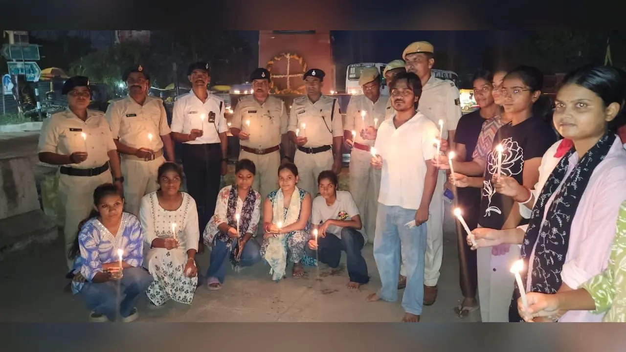 वैशाली: कारगिल विजय दिवस पर हाजीपुर में 151 दीप जलाकर शहीदों को दी गई श्रद्धांजलि