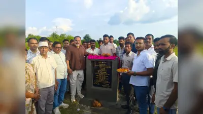 सरैयाहाट में विधायक प्रदीप यादव ने सड़क व स्वास्थ्य उपकेंद्र निर्माण कार्य का किया शिलान्यास