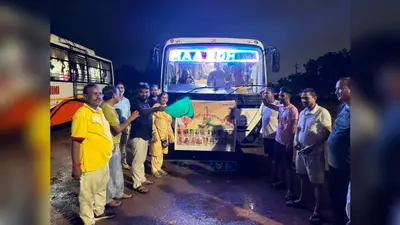 हरी झंडी दिखाकर श्रद्धालुओं को तारपीठ के लिए रवाना किया