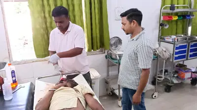 दो बाइकों की सीधी टक्कर में युवक गंभीर घायल, डीडीसी ने दिखायी संवेदनशीलता