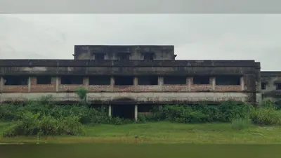 डुमरिया में मॉडल स्कूल भवन बिना खुले बन गया खंडहर, अब उसके बगल में रह रहा 2.67 करोड़ का छात्रावास