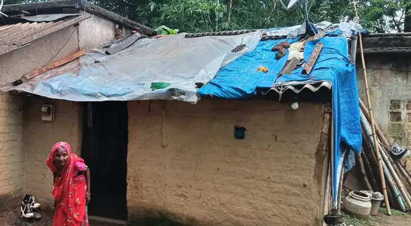धालभूमगढ़ के कालिंदी परिवार 30 साल पुराने जर्जर आवास में प्लास्टिक टांग कर रहने को विवश