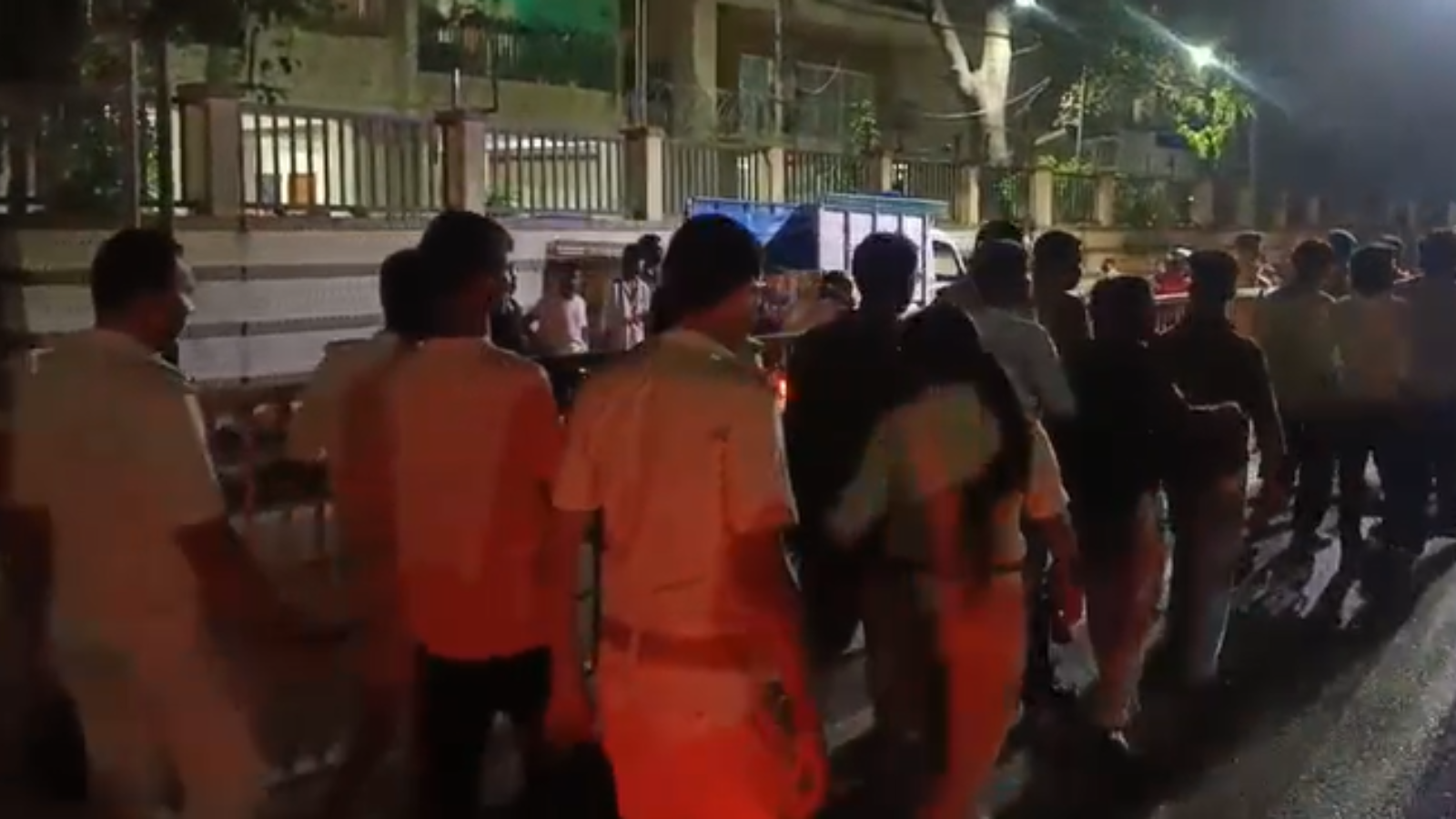 छात्रों को ले जाती पुलिस