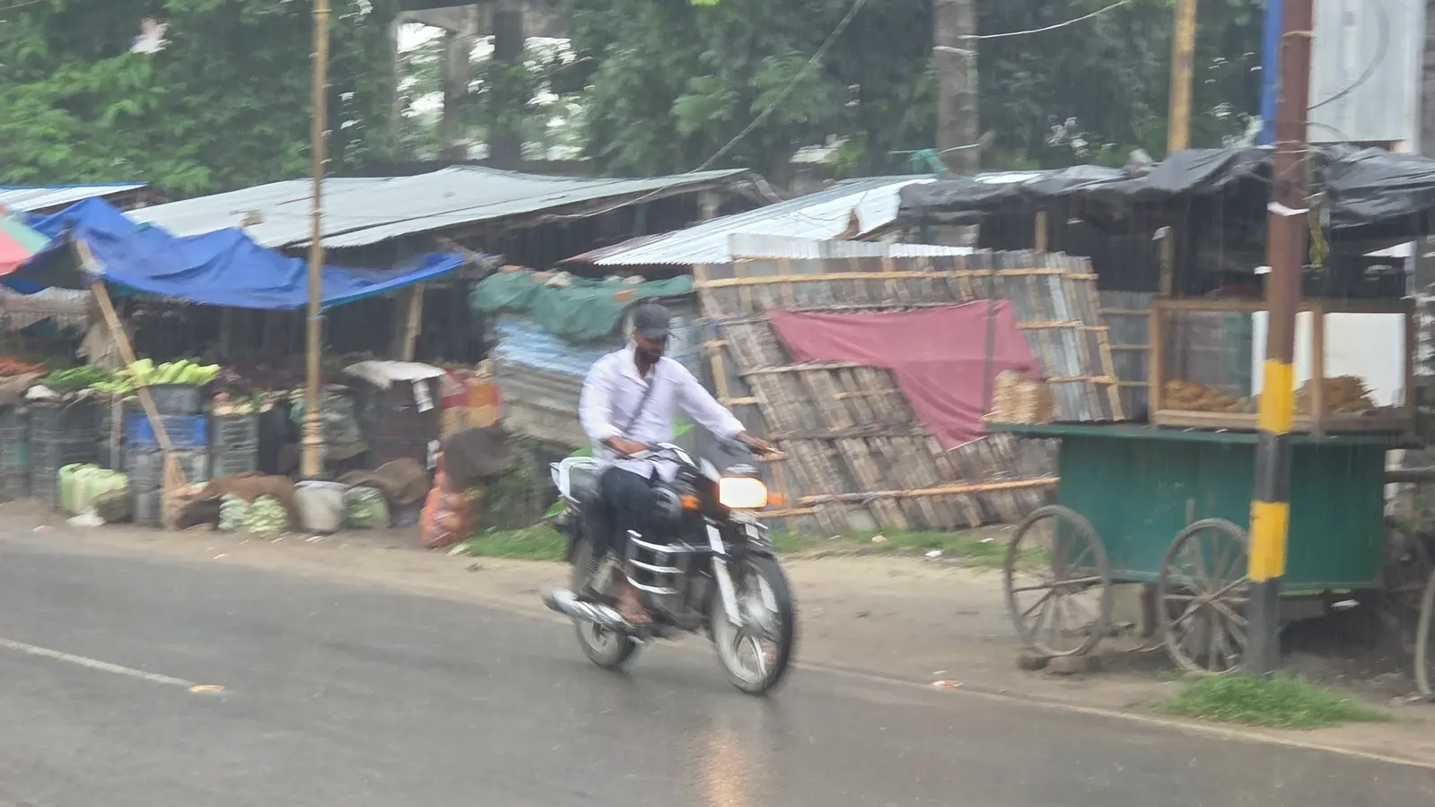 मधेपुरा में रिमझिम बारिश बनी आफत, फुटपाथ दुकानदारों की कमाई पर पड़ा असर, बाजारों में पसरा सन्नाटा
