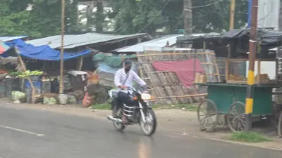 मधेपुरा में रिमझिम बारिश बनी आफत, फुटपाथ दुकानदारों की कमाई पर पड़ा असर, बाजारों में पसरा सन्नाटा