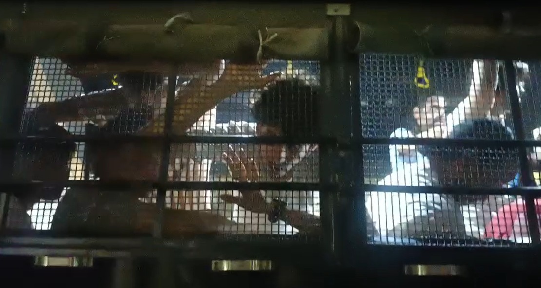 पुलिस वैन में गिरफ्तार छात्र