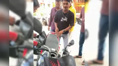 चोरी की बैटरी के साथ गिरफ्तार आरोपी को भेजा जेल, टेंपो से 230 बोतल बरामद सौंफी शराब के सरगना की तलाश