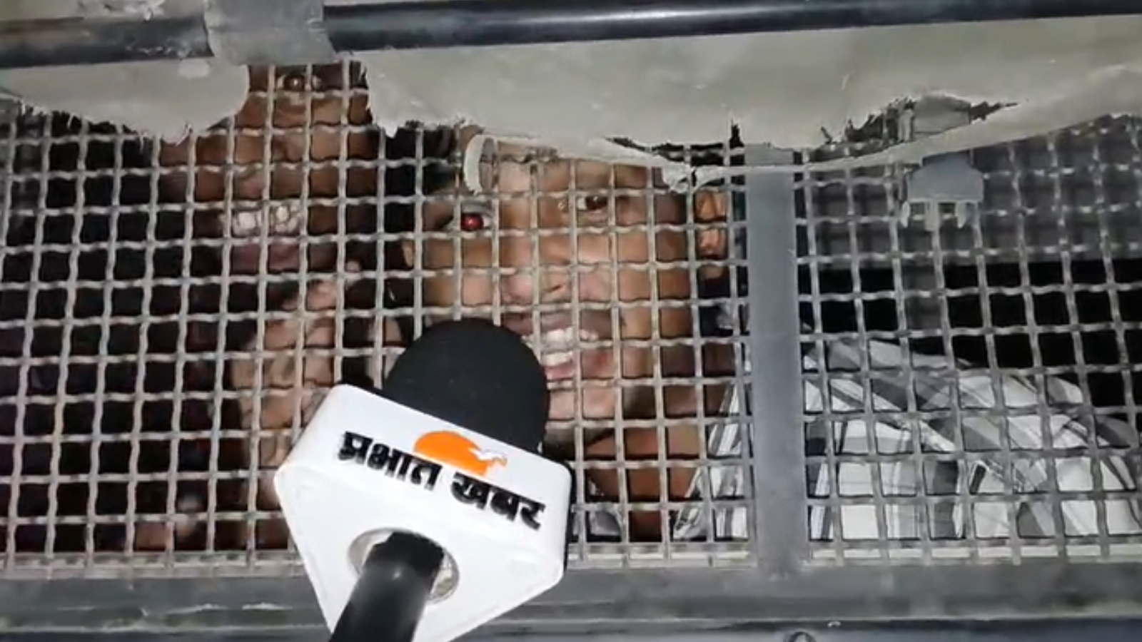 जेल जाते छात्र