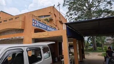 तोरपा रेफरल अस्पताल की जर्जर छत से गिरा प्लास्टर, बाल-बाल बचे तीन नवजात