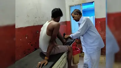 बंगाली टोला के समीप ई-रिक्शा की टक्कर से बाइक सवार युवक घायल, रेफरल अस्पताल में चल रहा इलाज