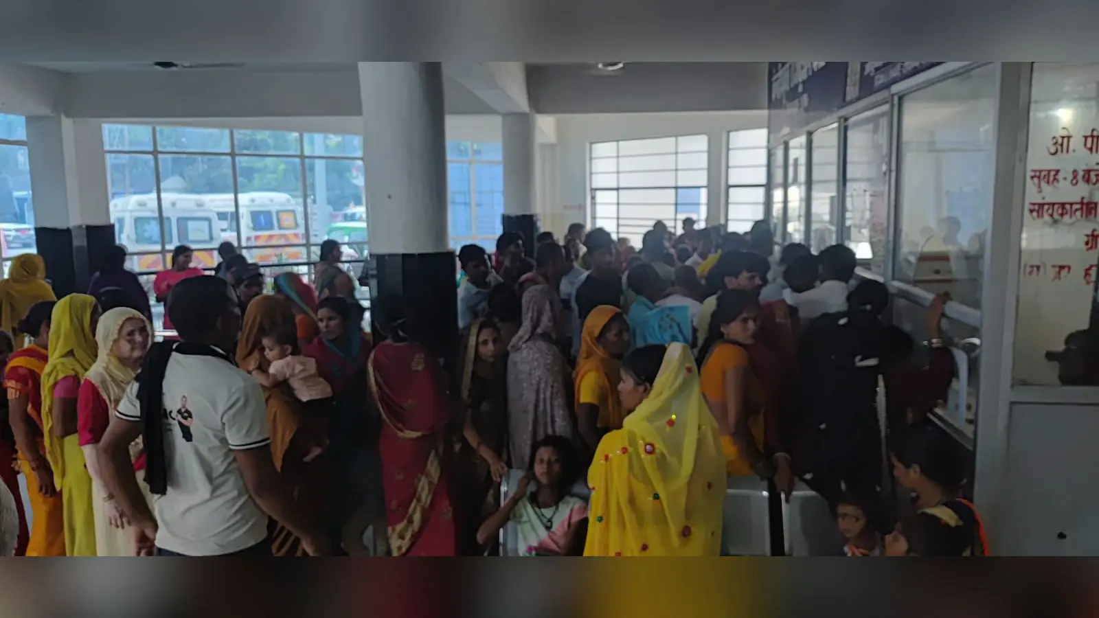 मौसम बदलते ही सुपौल में बढ़े वायरल फीवर के मरीज, सदर अस्पताल की OPD में लंबी कतारें, डॉक्टरों ने जारी की जरूरी सलाह