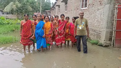 वेणुगढ़ में सड़क और नाले के अभाव में घुटने भर पानी में चलने को मजबूर ग्रामीण, डेंगू-मलेरिया का बढ़ा खतरा