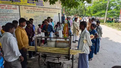 भीषण गर्मी और उमस से बेहाल लोग, दुकानों व ठेलों पर बढ़ी गन्ने के रस की मांग
