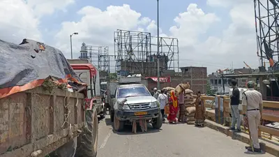 लोहिया पुल पर ओवरलोड पिकअप बना जाम का कारण, एक घंटे तक फंसे रहे वाहन, स्कूली बच्चे परेशान