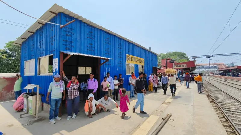 जहानाबाद: करकट के वेटिंग रूम में यात्रियों का बैठना हो रहा मुश्किल, गर्मी से हो रहें परेशान