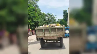 नाक पर रुमाल रखकर गुजरने को मजबूर हुए लोग... खुले में कूड़ा ढोने और बिना नंबर प्लेट वाले वाहन पर उठे सवाल