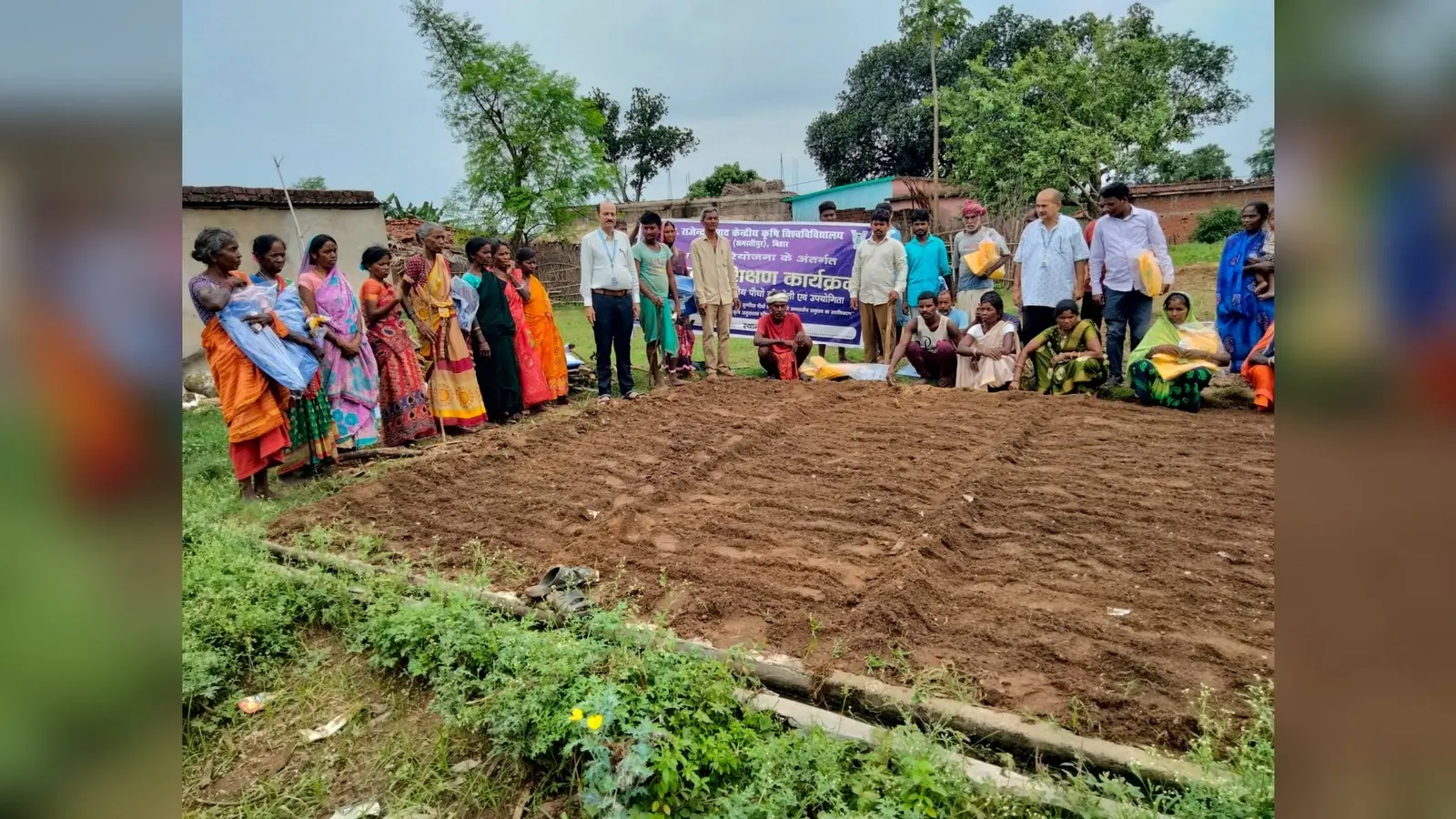 सतपोखरा में जनजातीय परियोजना: कृषि वैज्ञानिकों ने बांटे 1000 औषधीय पौधे, किसानों को मिला प्रशिक्षण