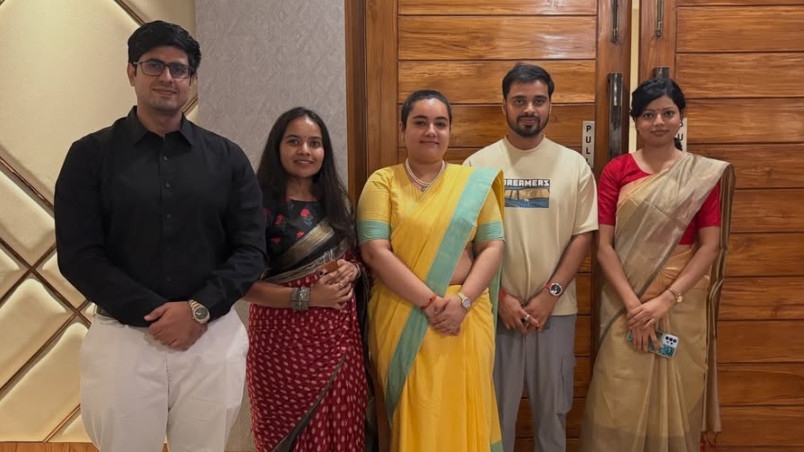 लेफ्ट से दूसरे स्थान पर आस्था दमेले, साथ में BPSC के सीनियर ऑफिसर (PC-इंस्टग्राम)