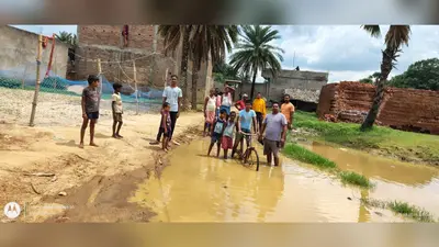 पपरवा-गंगटा का बदहाल रास्ता : पहले शिलान्यास हुआ, फिर योजना रद्द हो गयी, अब कीचड़ में फंस गयीं उम्मीदें