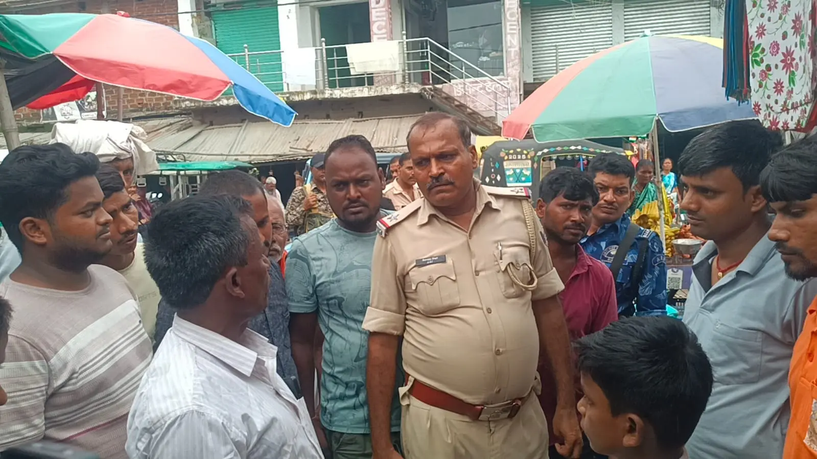 गया जी : सैलून में बाल कटा रहे थे पिता, मोबाइल में व्यस्त बेटे से 49 हजार रुपये भरा थैला ले उड़ा चोर