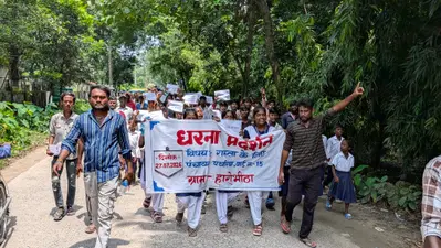 'हमें वादा नहीं, पुल चाहिए' — चिलचिलाती धूप में 5 KM पैदल चलकर प्रखंड मुख्यालय पहुंचे हारोभीटा के ग्रामीण, बच्चों संग दिया धरना
