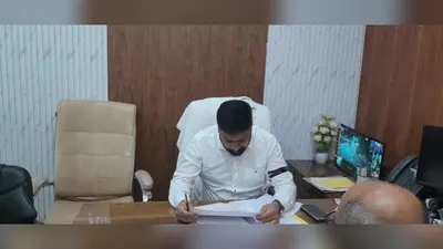 गया जी : गुरारू में बीडीओ ने काली पट्टी बांधकर जताया विरोध, छपरा हिंसा में घायल अधिकारियों की सुरक्षा की उठी मांग