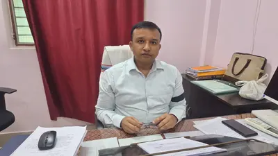 छपरा में BDO पर हमले के विरोध में लौरिया में काली पट्टी बांधकर किया काम, सुरक्षा बढ़ाने की मांग